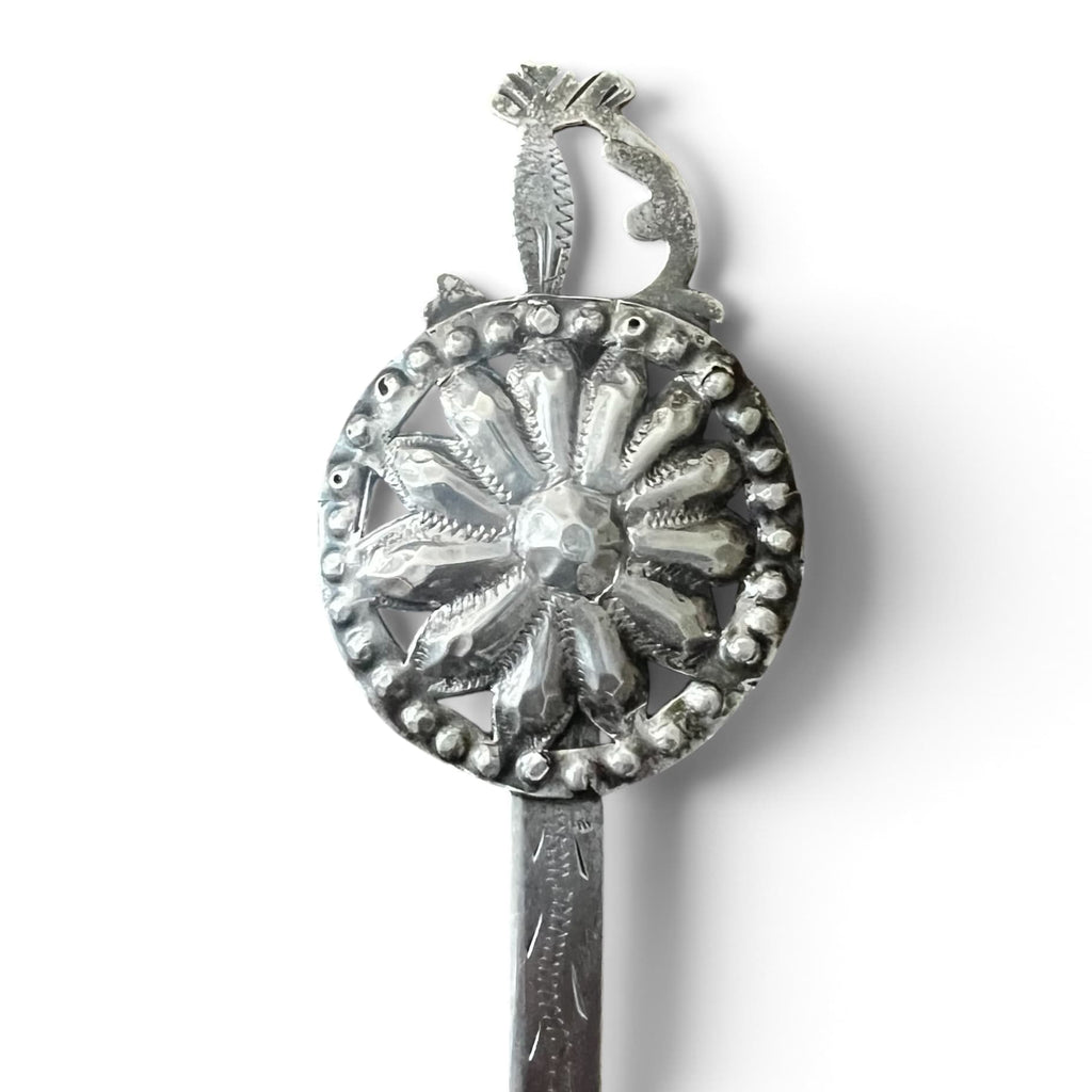 Coupe-papier ancien en argent massif du XIXe siècle en forme d'épée avec pommeau circulaire ciselé en rosace, États Pontificaux Rome.

