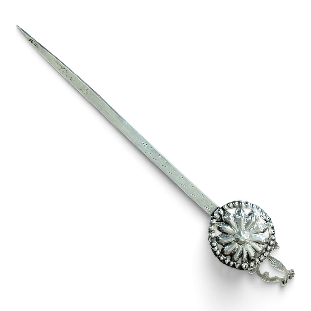Coupe-papier ancien en argent massif du XIXe siècle en forme d'épée avec pommeau circulaire ciselé en rosace, États Pontificaux Rome.
