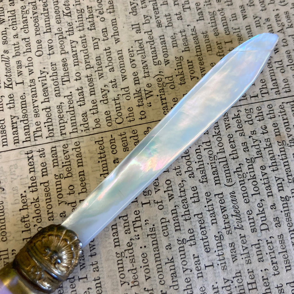 Coupe papier ancien avec la lame en nacre et le manche en porcelaine peinte