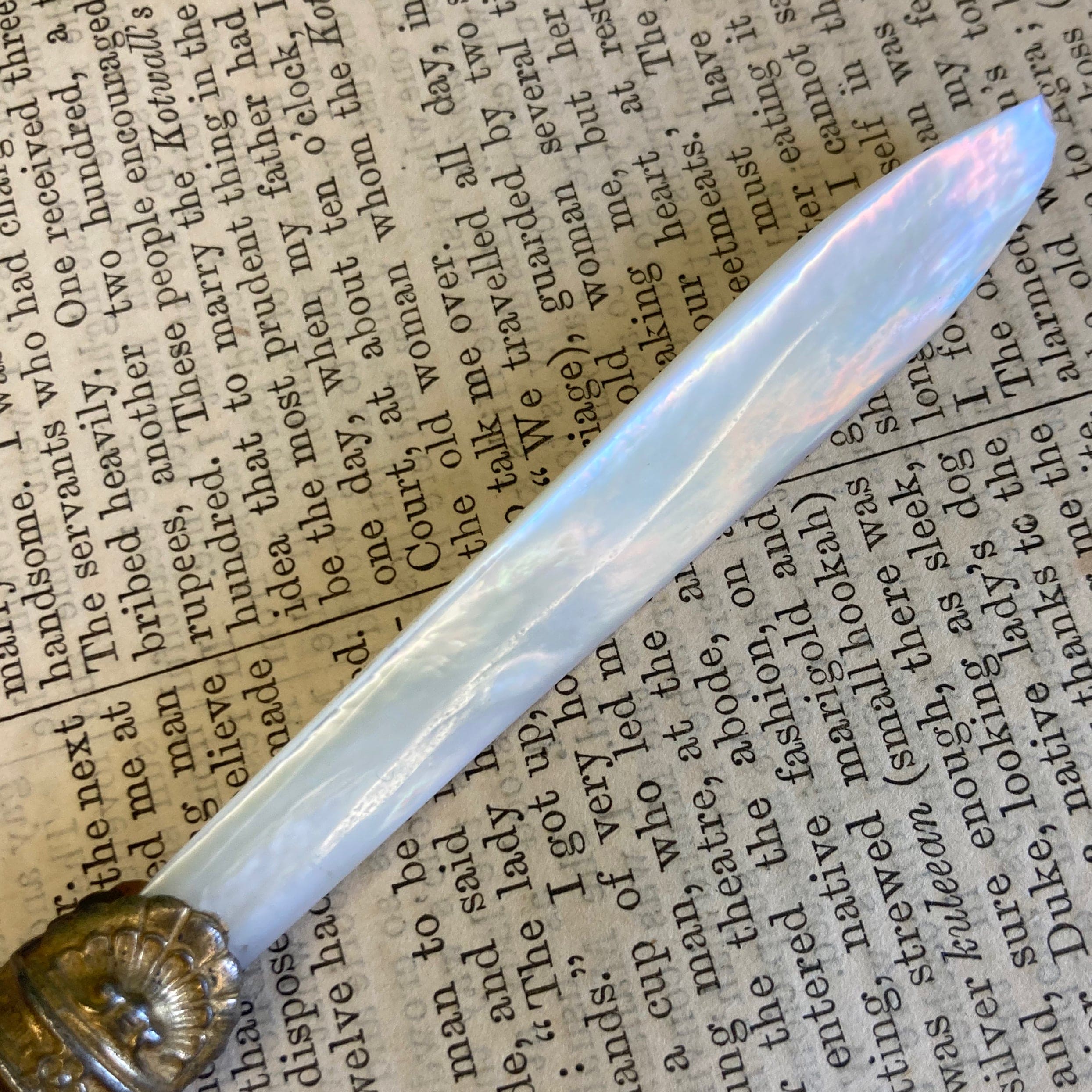 Coupe papier ancien avec la lame en nacre et le manche en porcelaine peinte