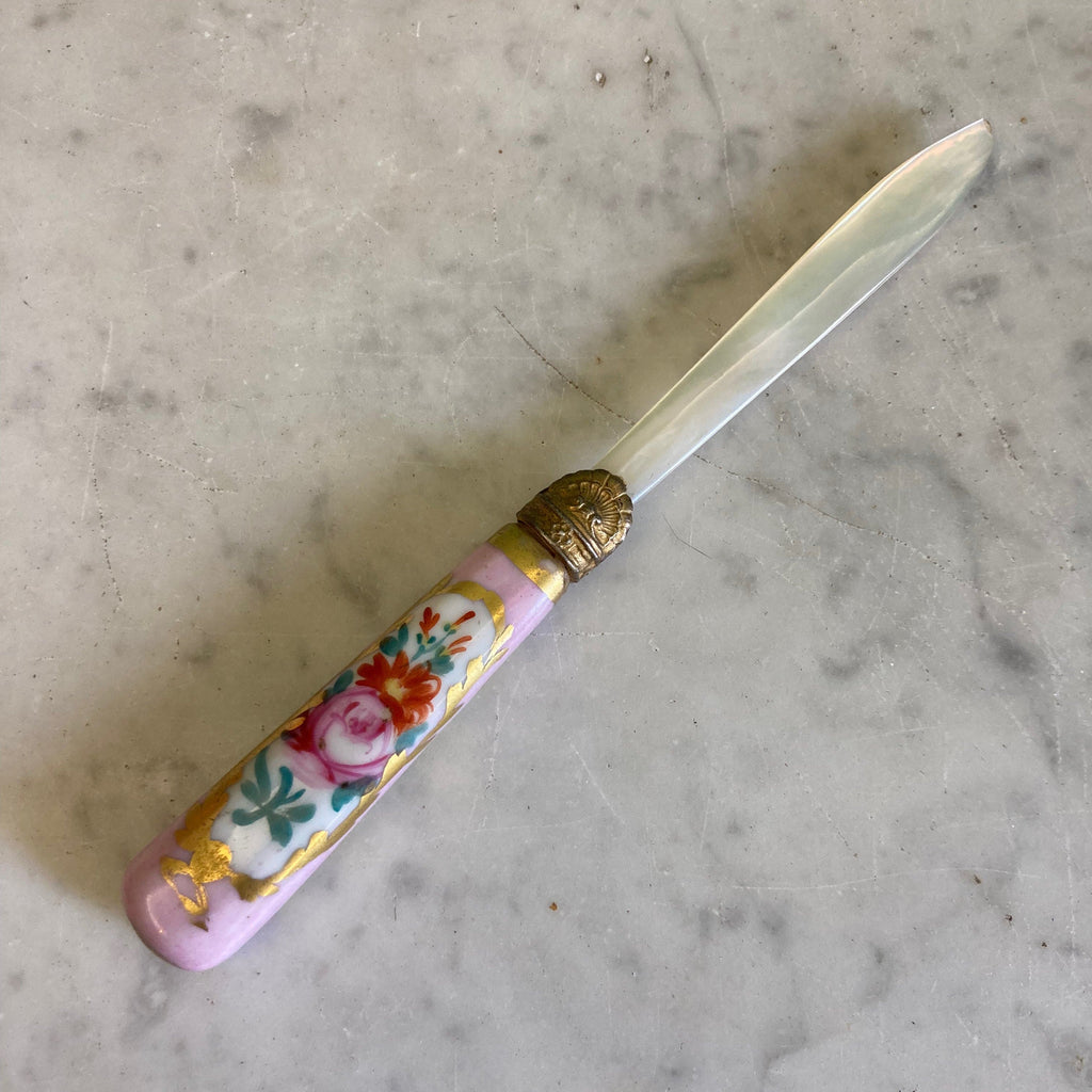 Coupe papier ancien avec la lame en nacre et le manche en porcelaine peinte