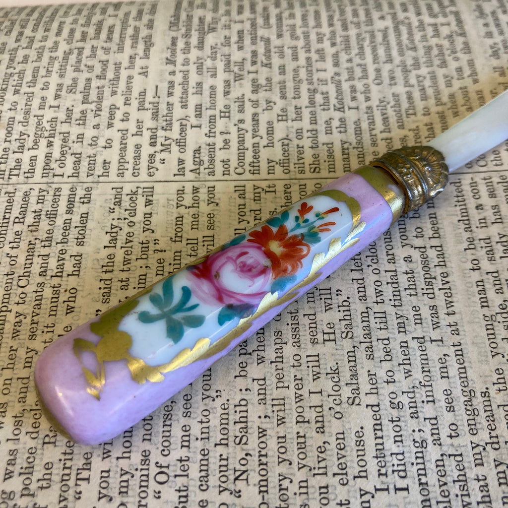 Coupe papier ancien avec la lame en nacre et le manche en porcelaine peinte