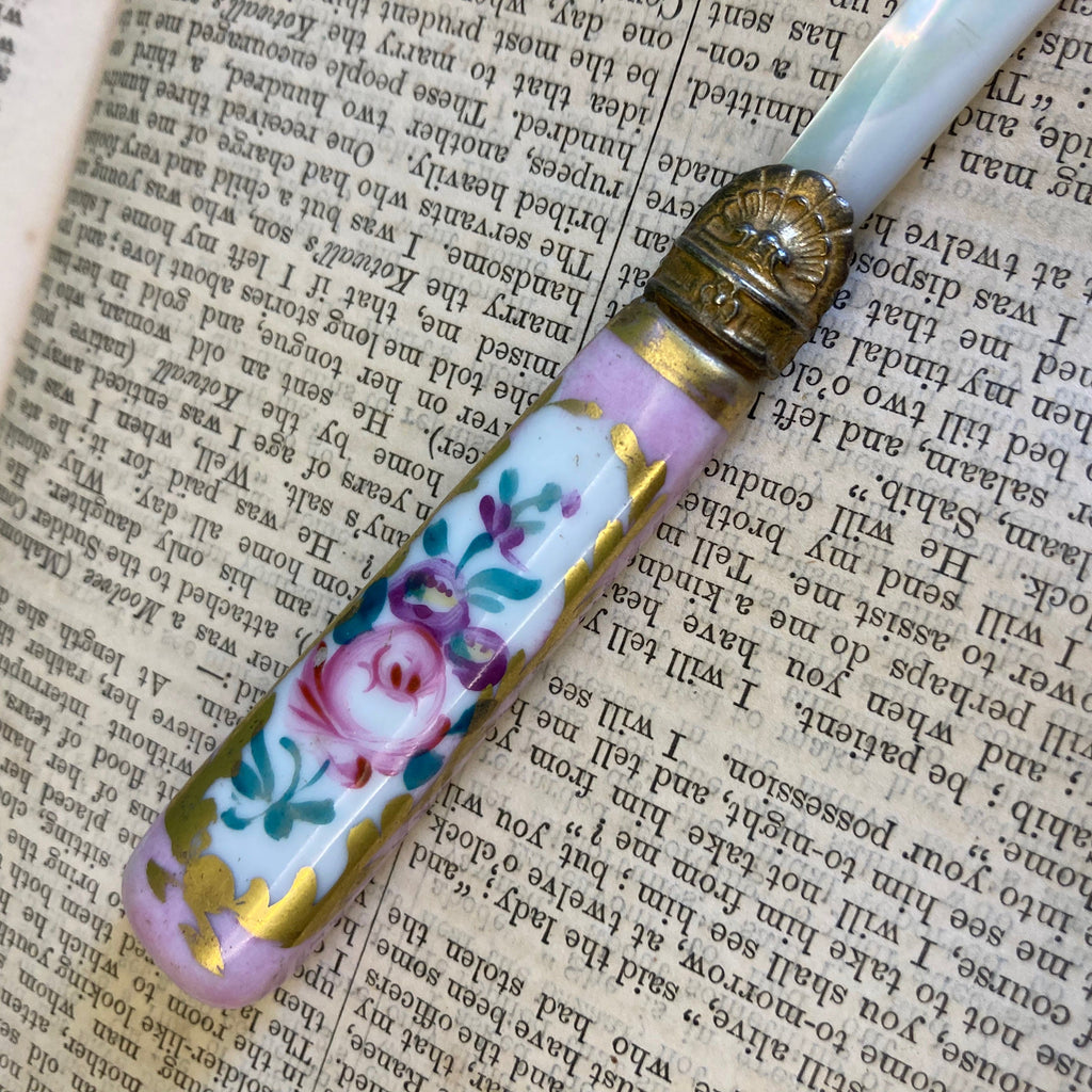 Coupe papier ancien avec la lame en nacre et le manche en porcelaine peinte