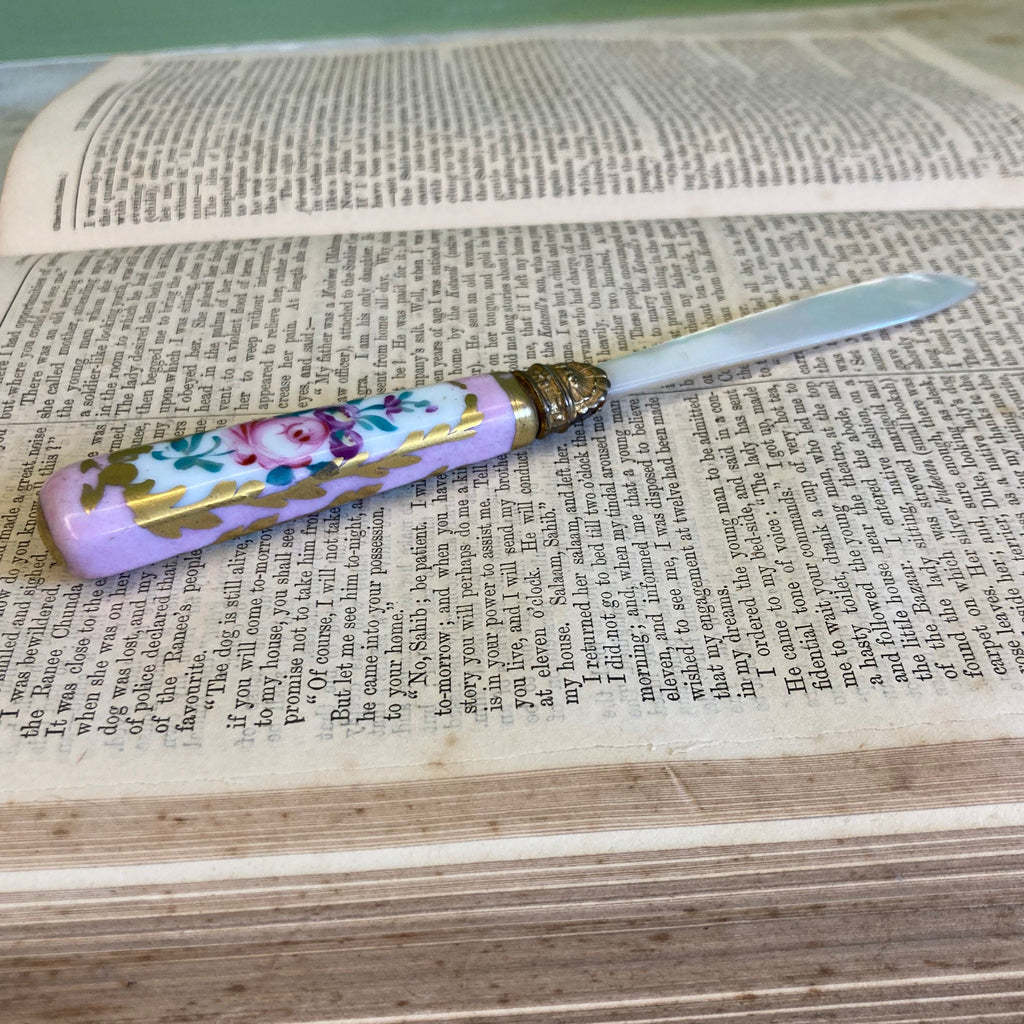 Coupe papier ancien avec la lame en nacre et le manche en porcelaine peinte