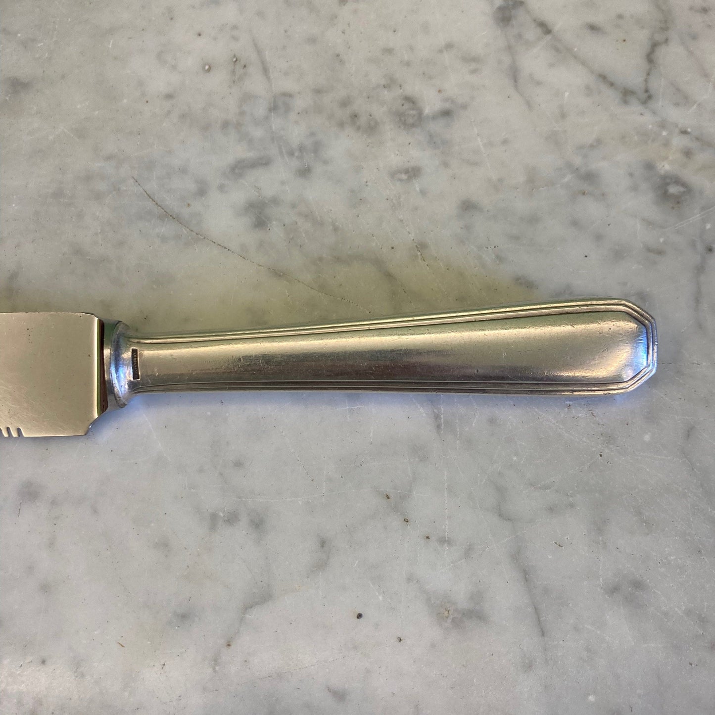 Maison Christofle ancien couteau à pain en métal argenté et lame en inox