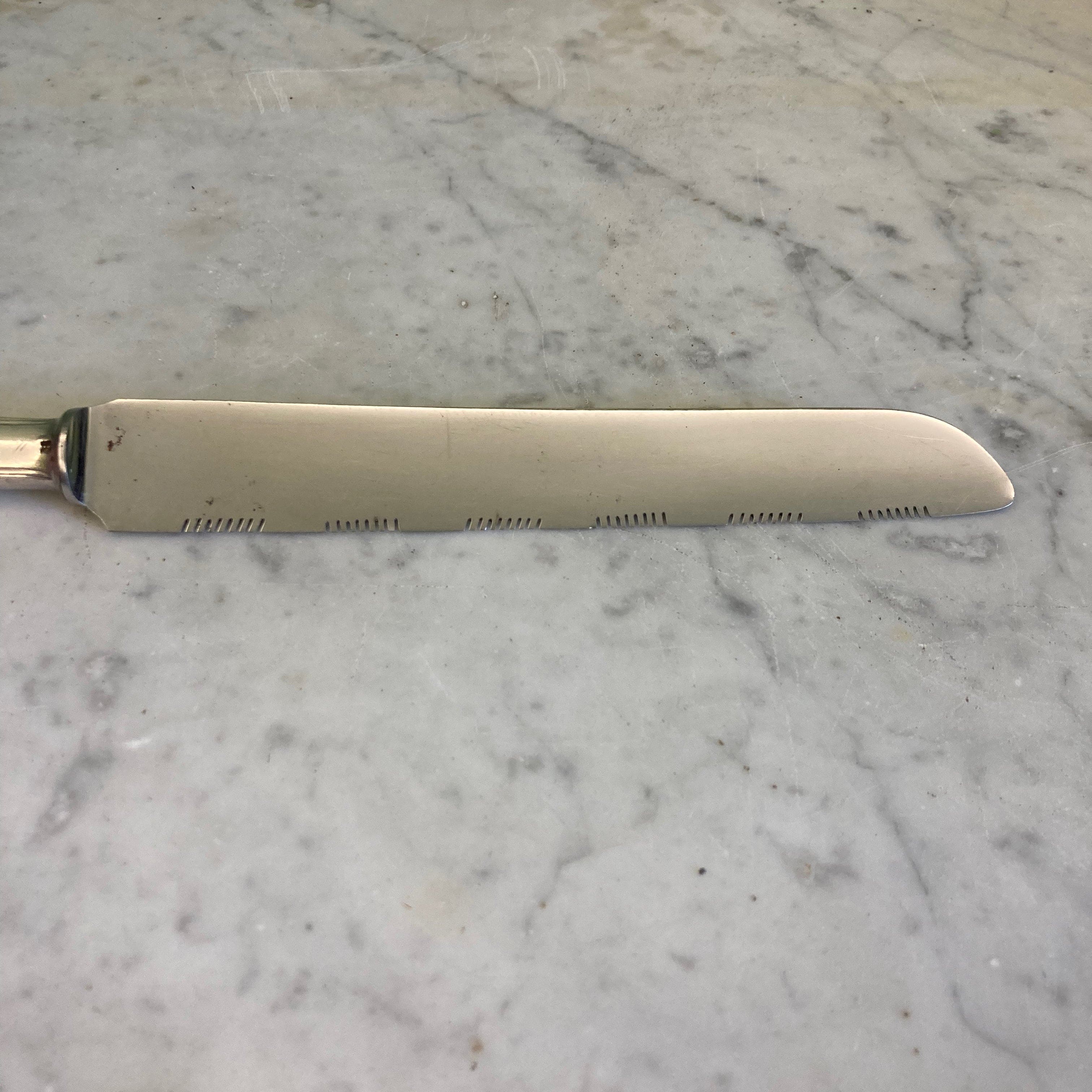 Maison Christofle ancien couteau à pain en métal argenté et lame en inox