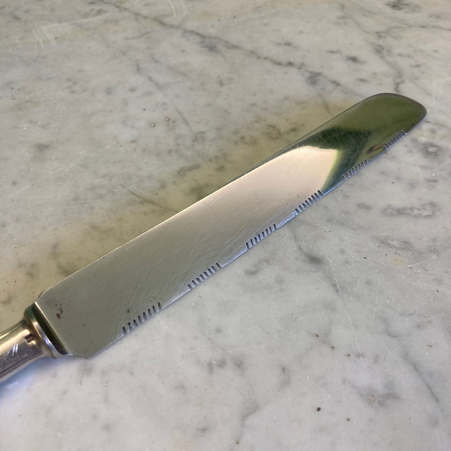 Maison Christofle ancien couteau à pain en métal argenté et lame en inox