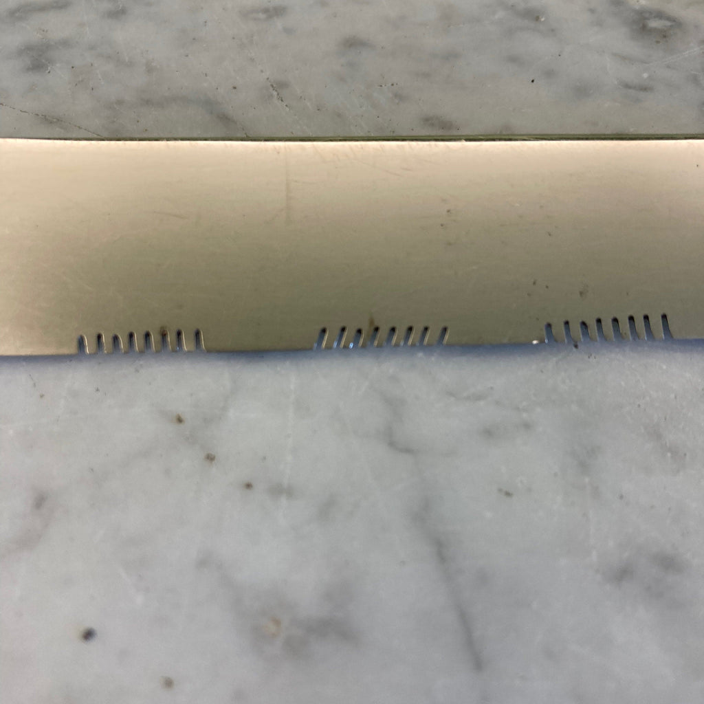 Maison Christofle ancien couteau à pain en métal argenté et lame en inox