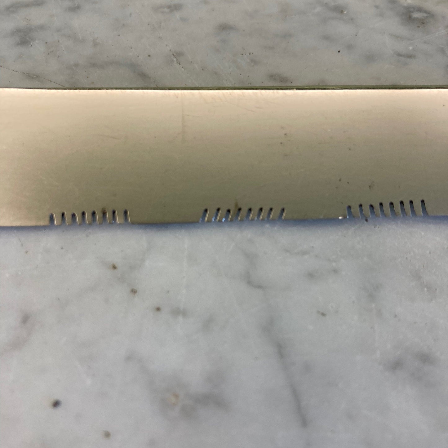 Maison Christofle ancien couteau à pain en métal argenté et lame en inox