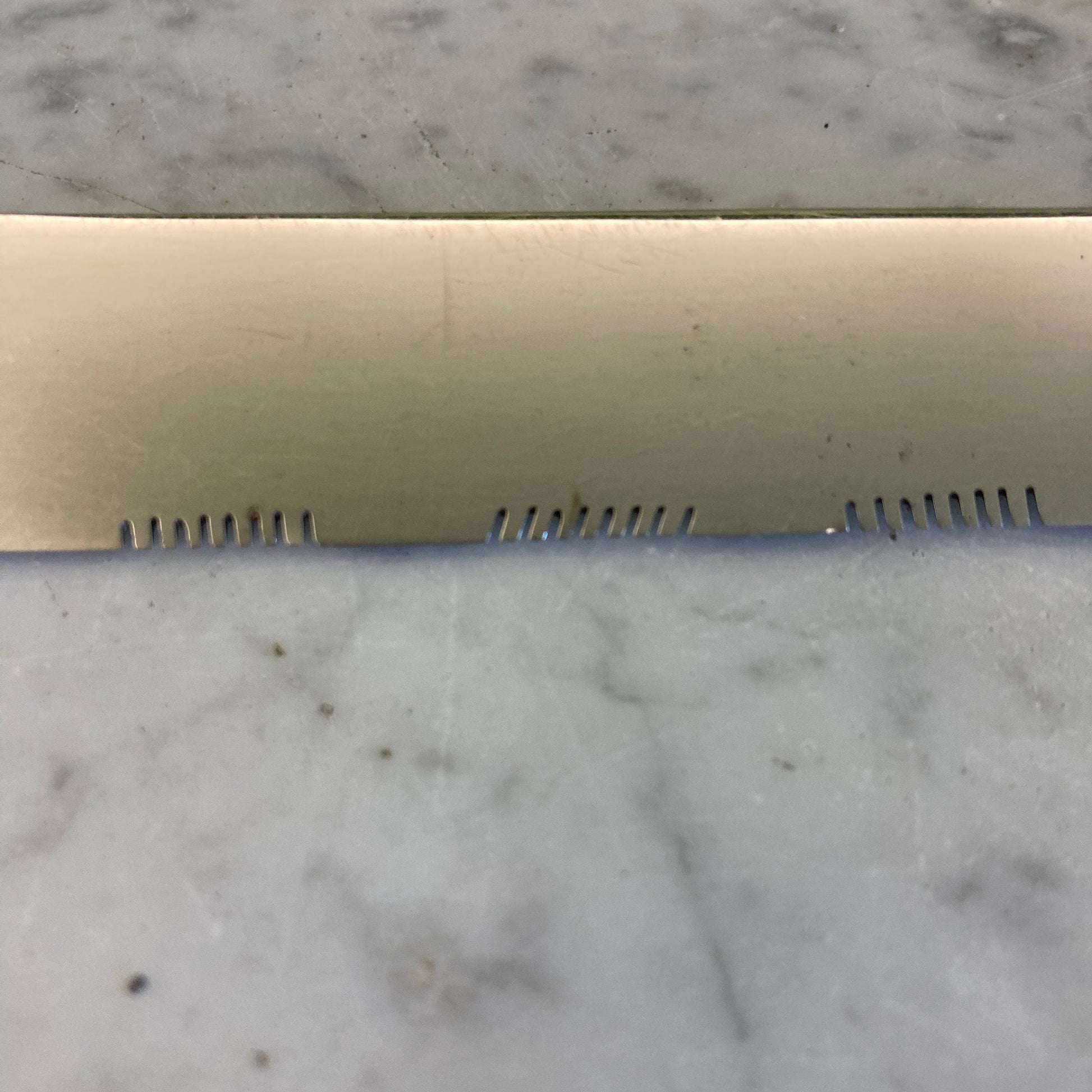 Maison Christofle ancien couteau à pain en métal argenté et lame en inox