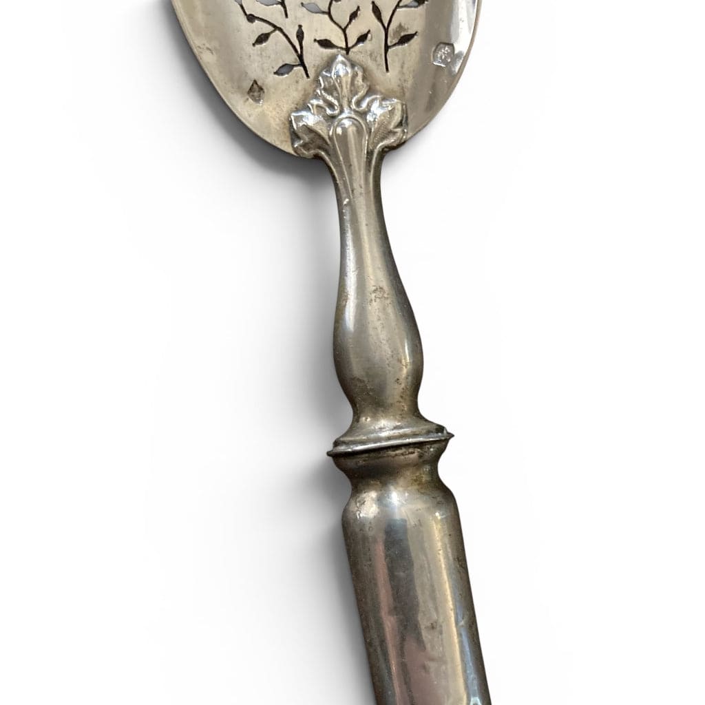 Ancienne cuillère saupoudreuse en argent massif du 19ème.