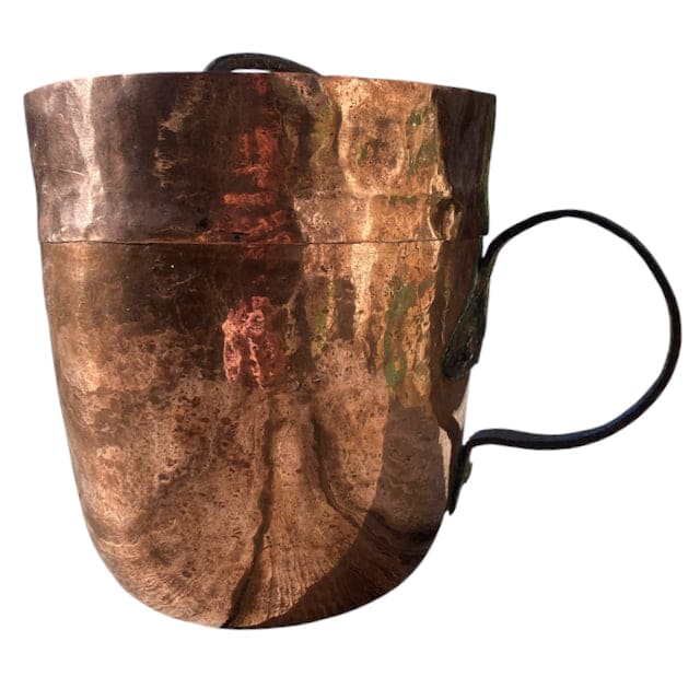 Cuivre ancien de patisserie avec couvercle et une anse.