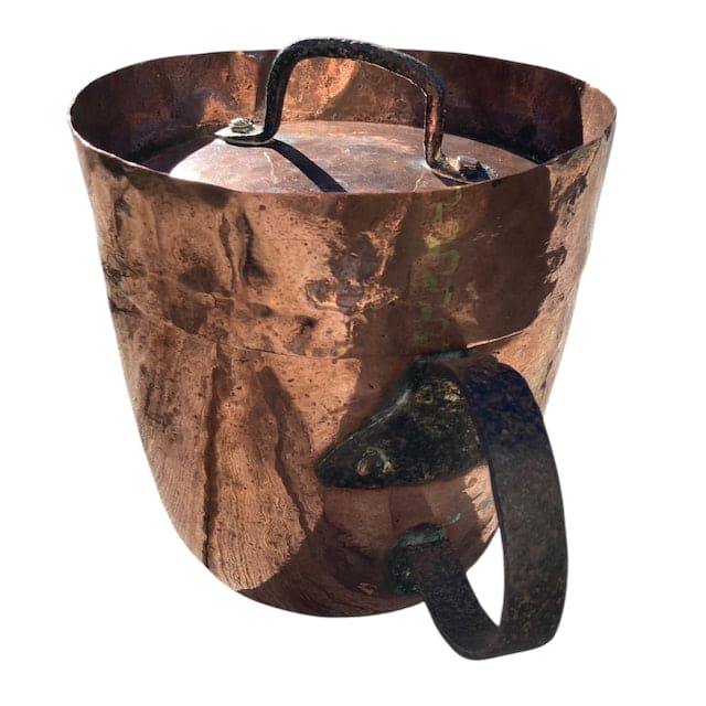 Cuivre ancien de patisserie avec couvercle et une anse.