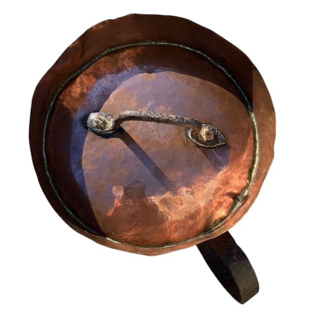 Cuivre ancien de patisserie avec couvercle et une anse.