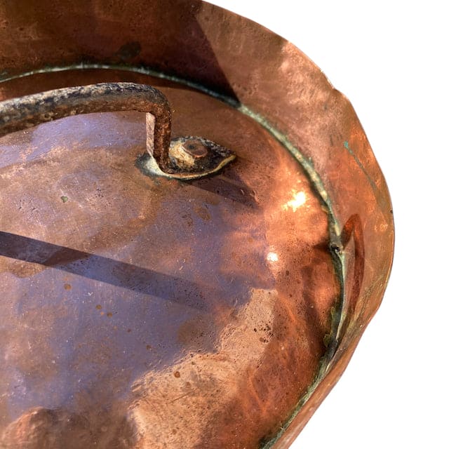 Cuivre ancien de patisserie avec couvercle et une anse.