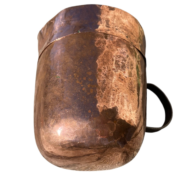 Cuivre ancien de patisserie avec couvercle et une anse.