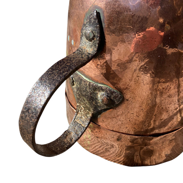 Cuivre ancien de patisserie avec couvercle et une anse.