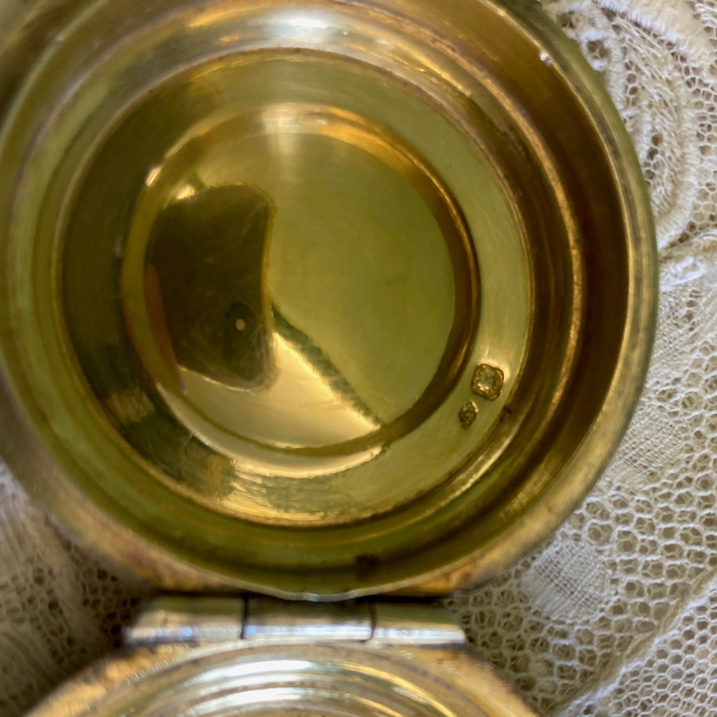 Ancienne Custode à Hosties en argent massif et vermil du 19ème siècle.