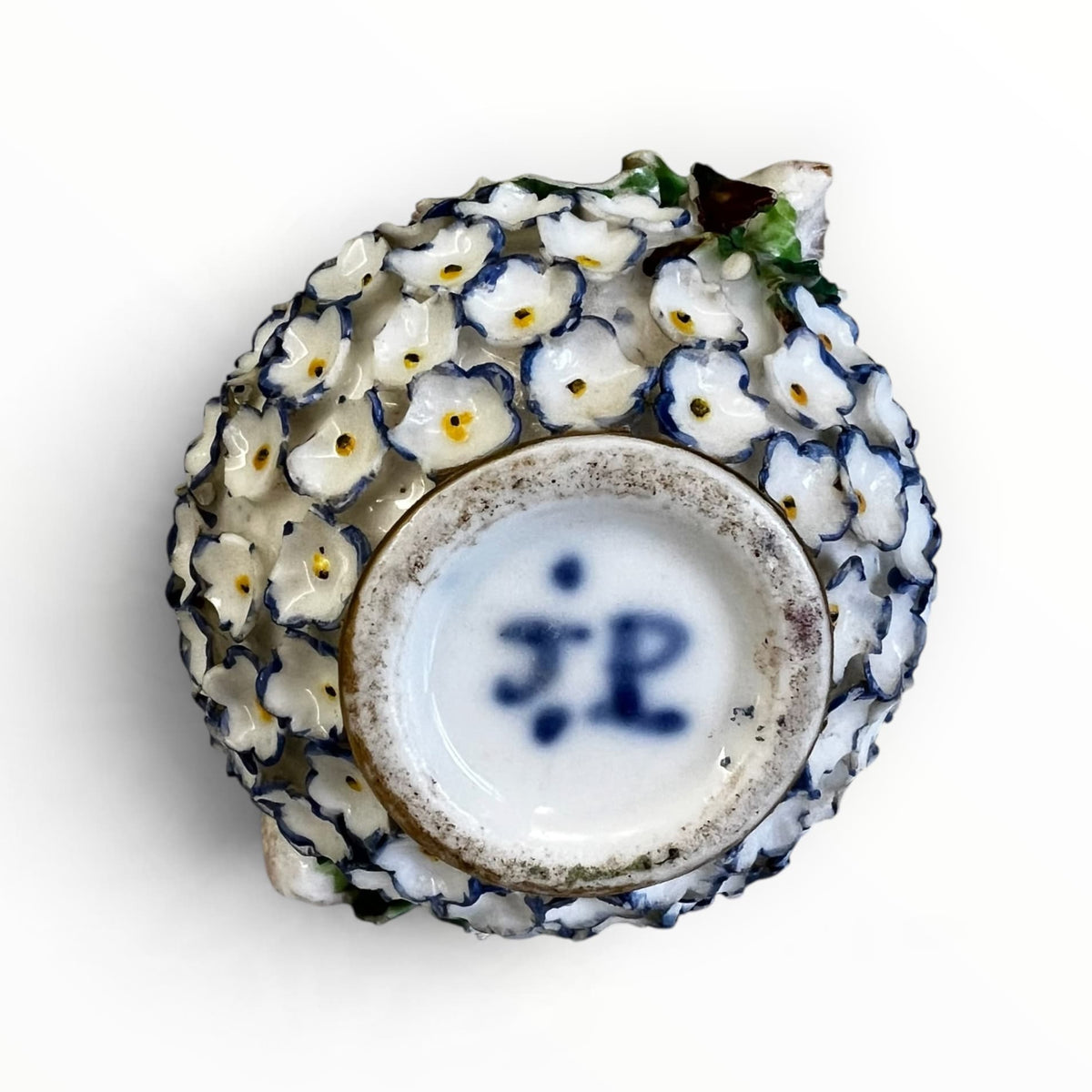 Signature JP sous la base d un flacon ancien en porcelaine XIXe