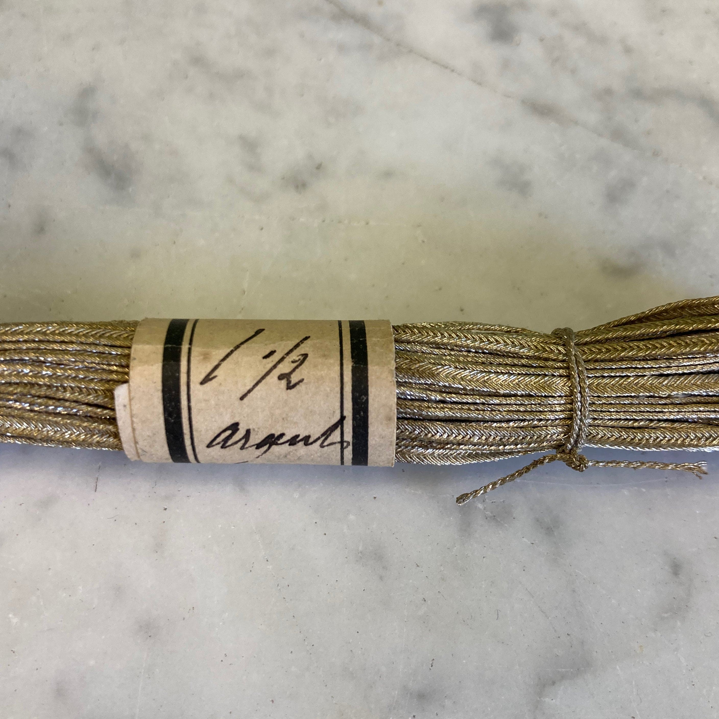 2 anciens écheveaux de fils métalliques tressés argentés  broderie restauration