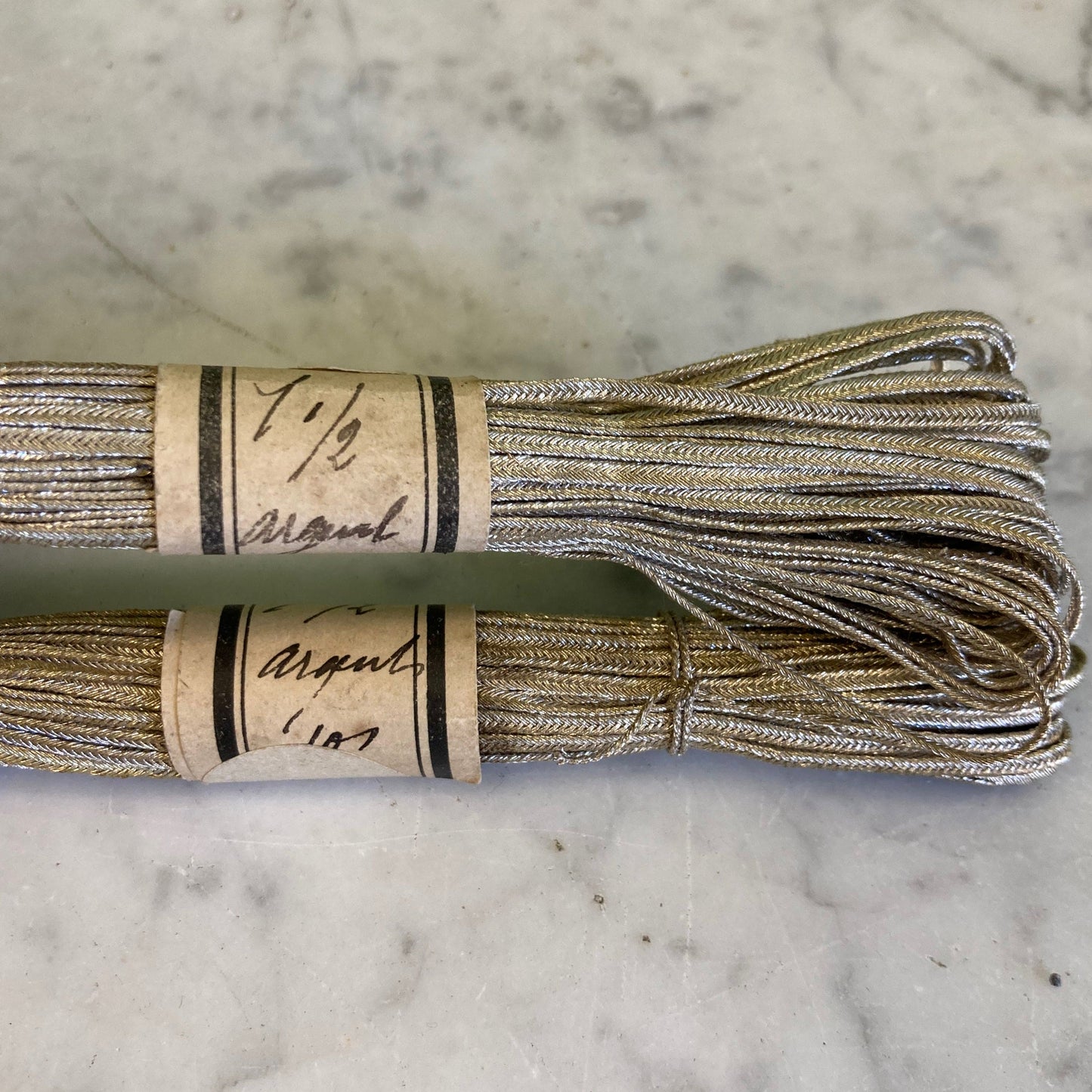 2 alte Stränge silbergeflochtener Metallfäden zur Stickerei-Restaurierung