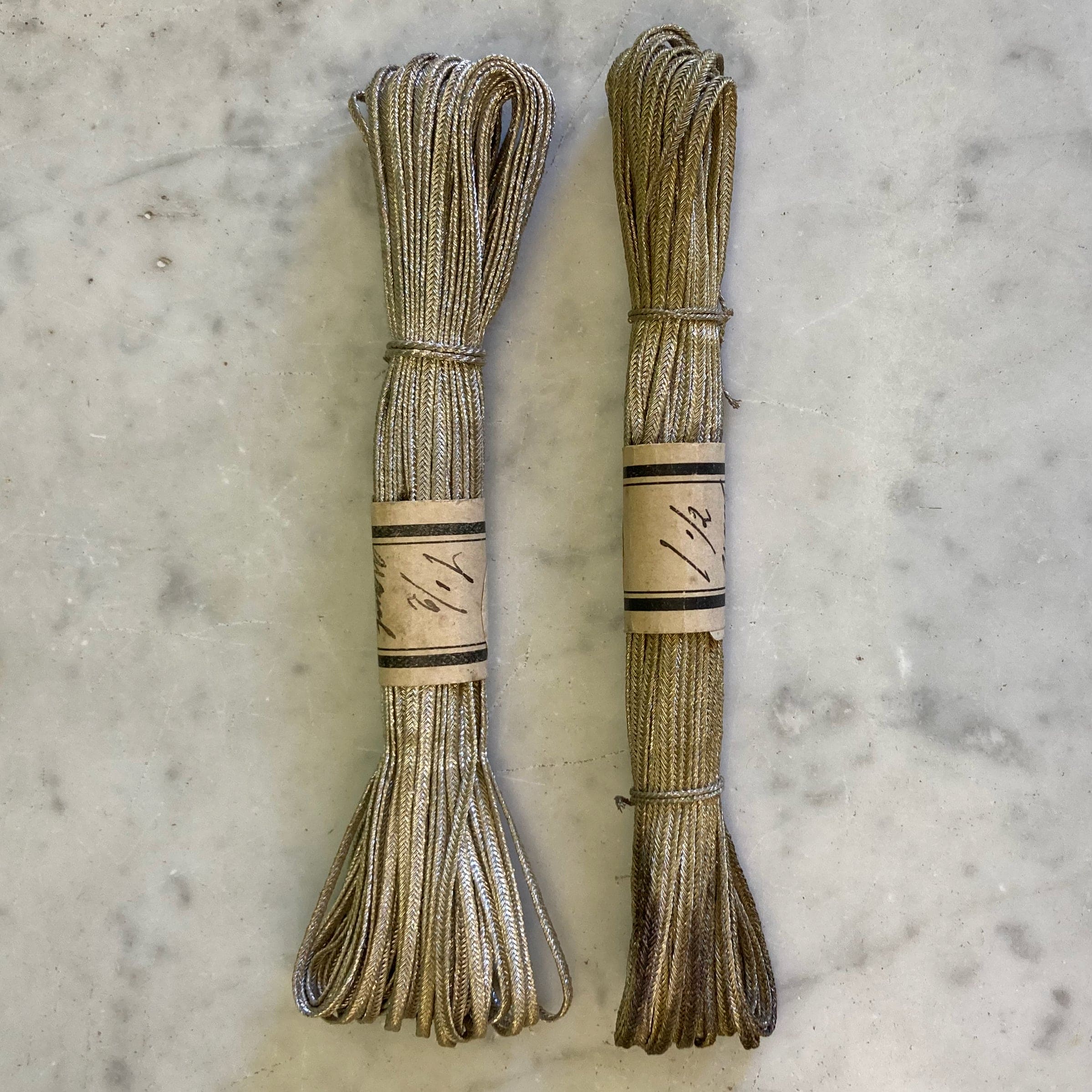 2 anciens écheveaux de fils métalliques tressés argentés  broderie restauration