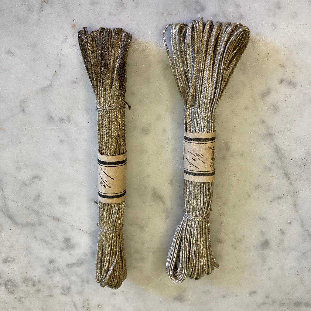 2 anciens écheveaux de fils métalliques tressés argentés  broderie restauration