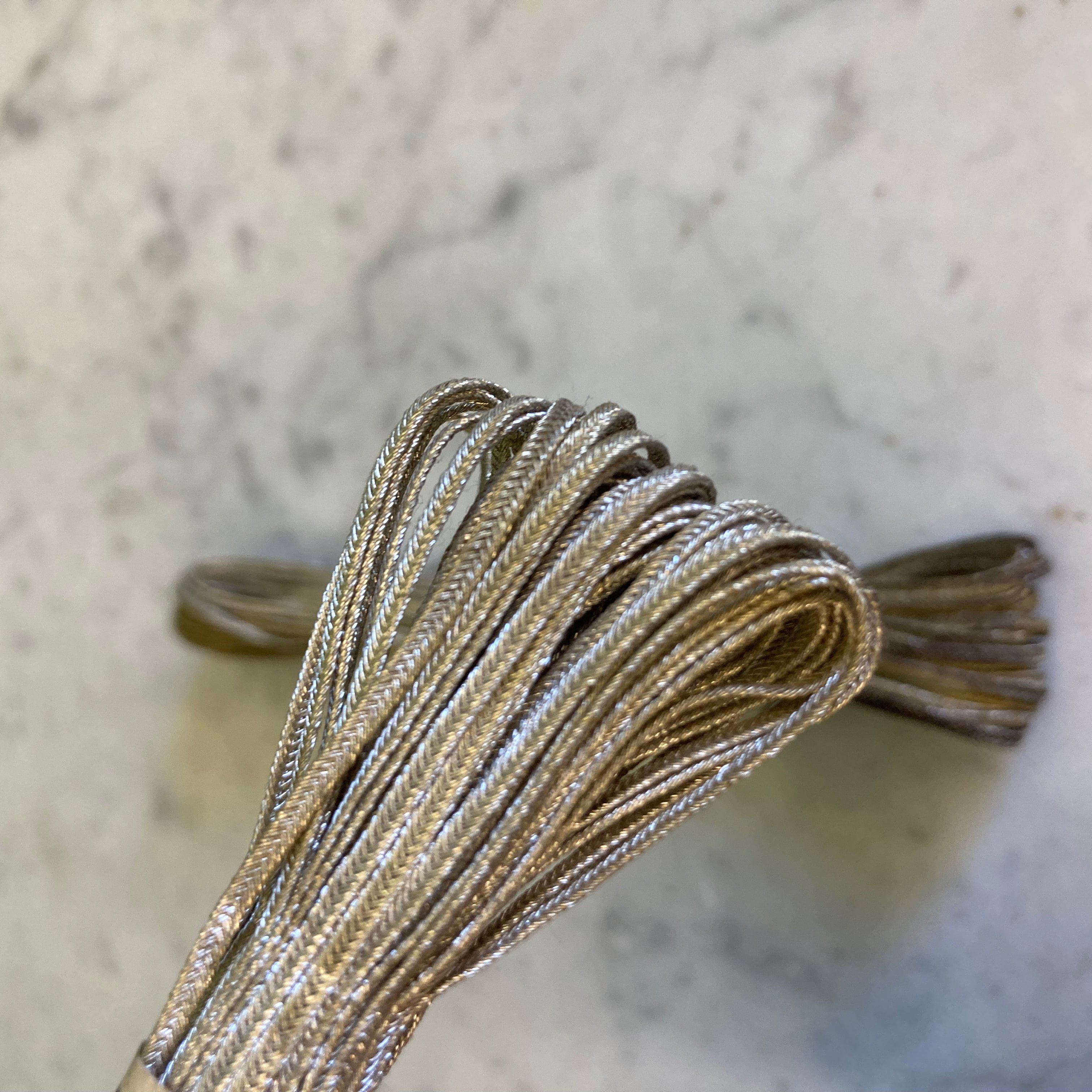 2 anciens écheveaux de fils métalliques tressés argentés  broderie restauration