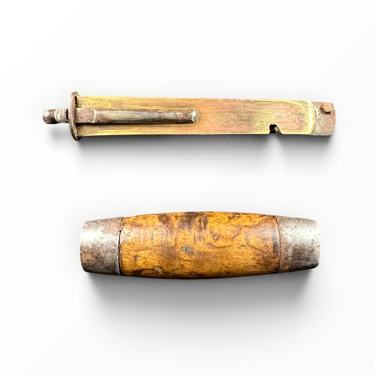 Ancien couteau morutier tonneau Joh. Engström Eskilstuna en bois et acier à mécanisme coulissant, Suède, fin XIXe siècle.