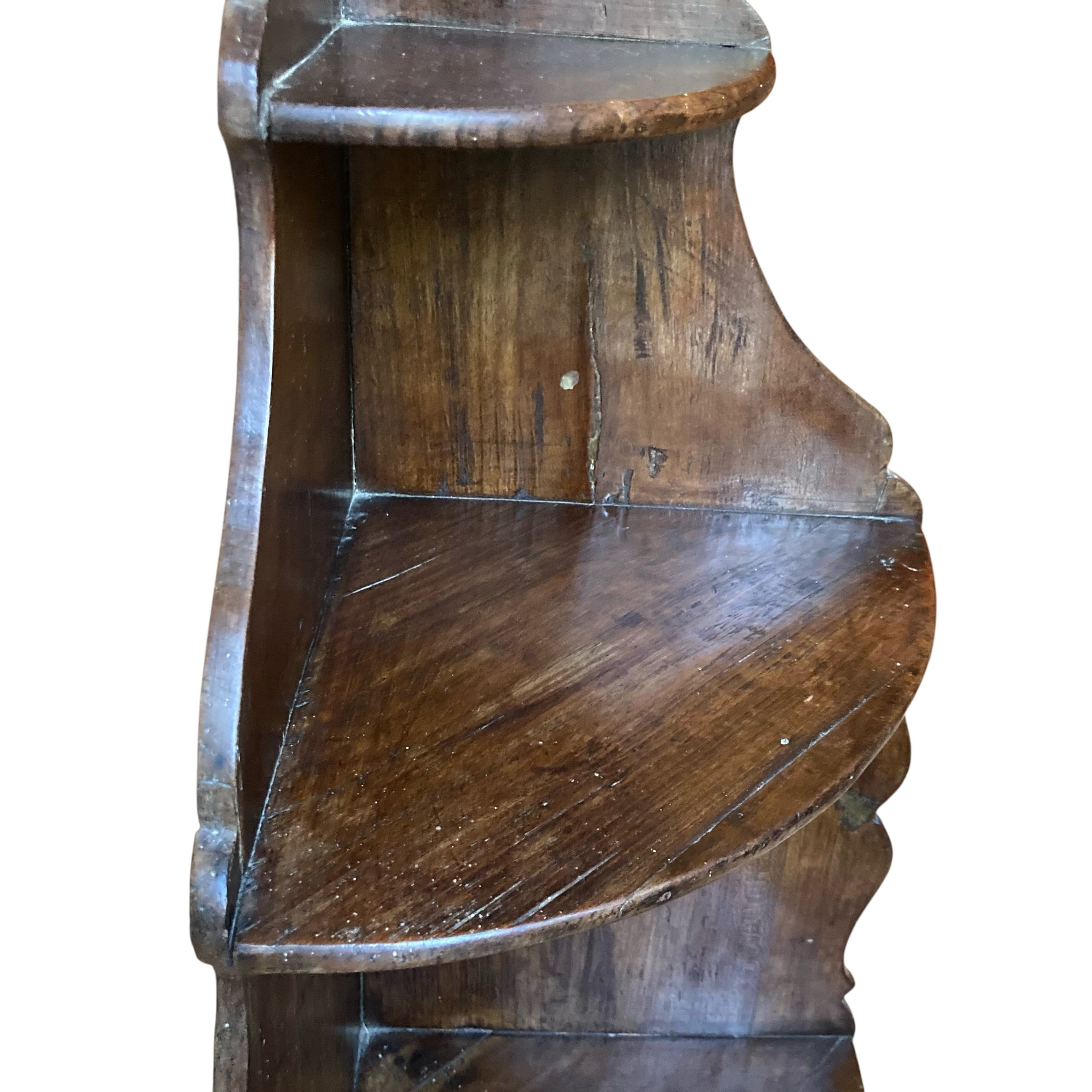 Ancienne étagère d ' angle à poser ou à suspendre en bois chantourné du 18ème siècle.