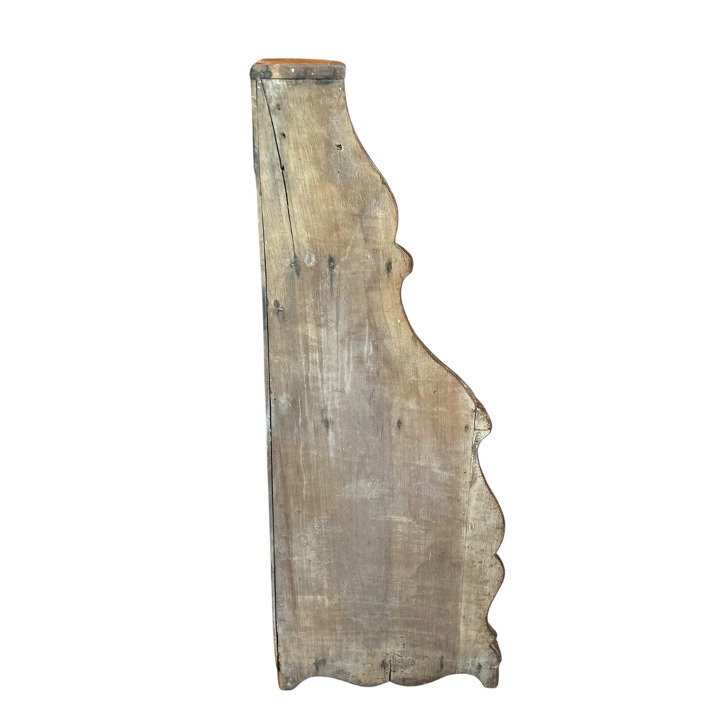 Ancienne étagère d ' angle à poser ou à suspendre en bois chantourné du 18ème siècle.