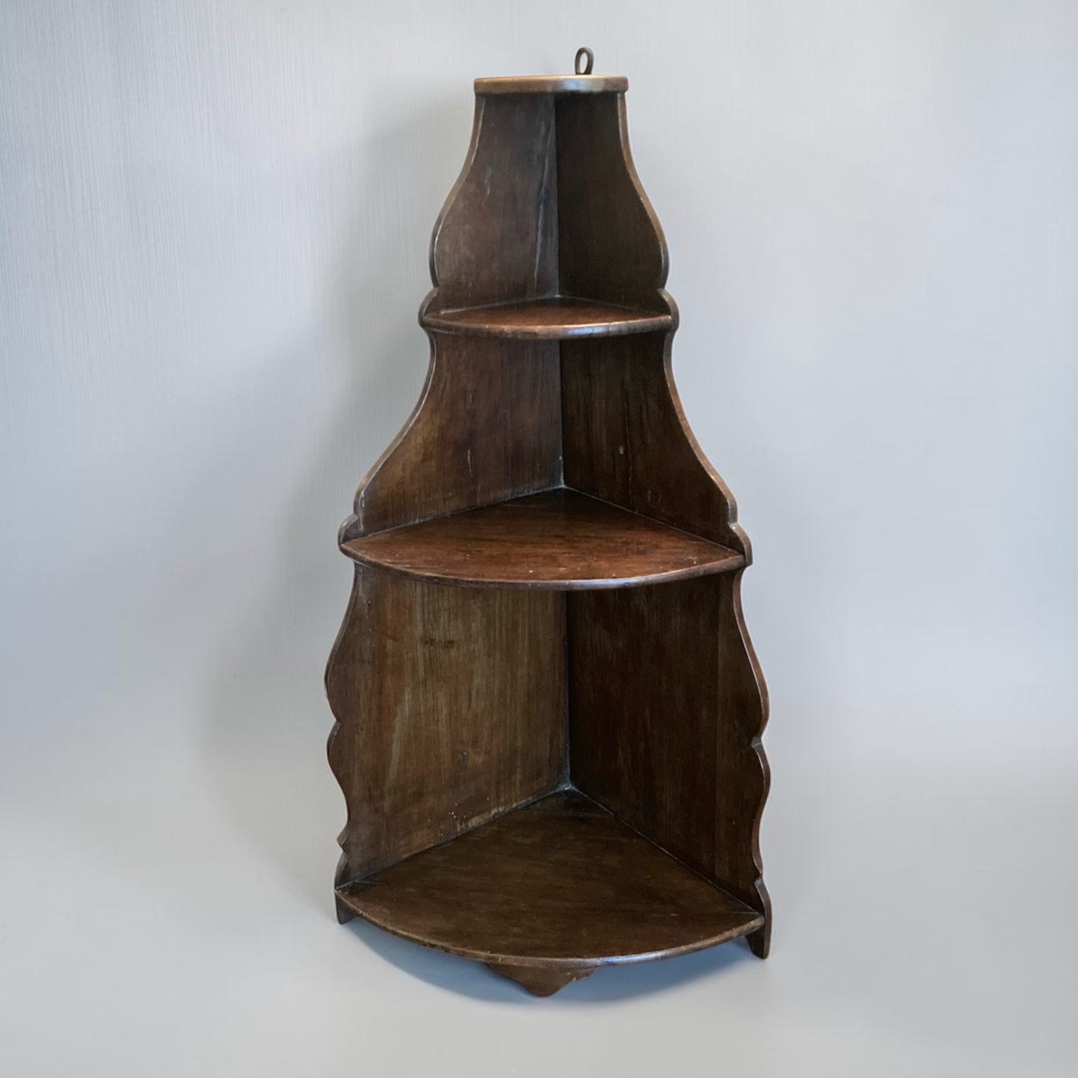 Ancienne étagère d ' angle à poser ou à suspendre en bois chantourné du 18ème siècle.