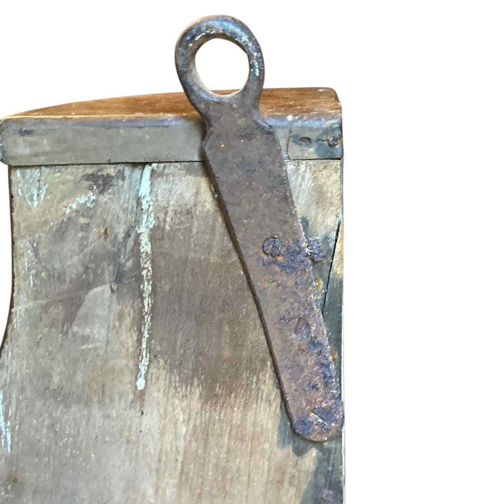 Ancienne étagère d ' angle à poser ou à suspendre en bois chantourné du 18ème siècle.