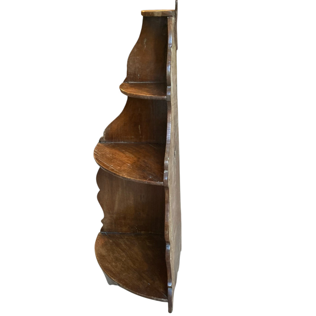 Ancienne étagère d ' angle à poser ou à suspendre en bois chantourné du 18ème siècle.
