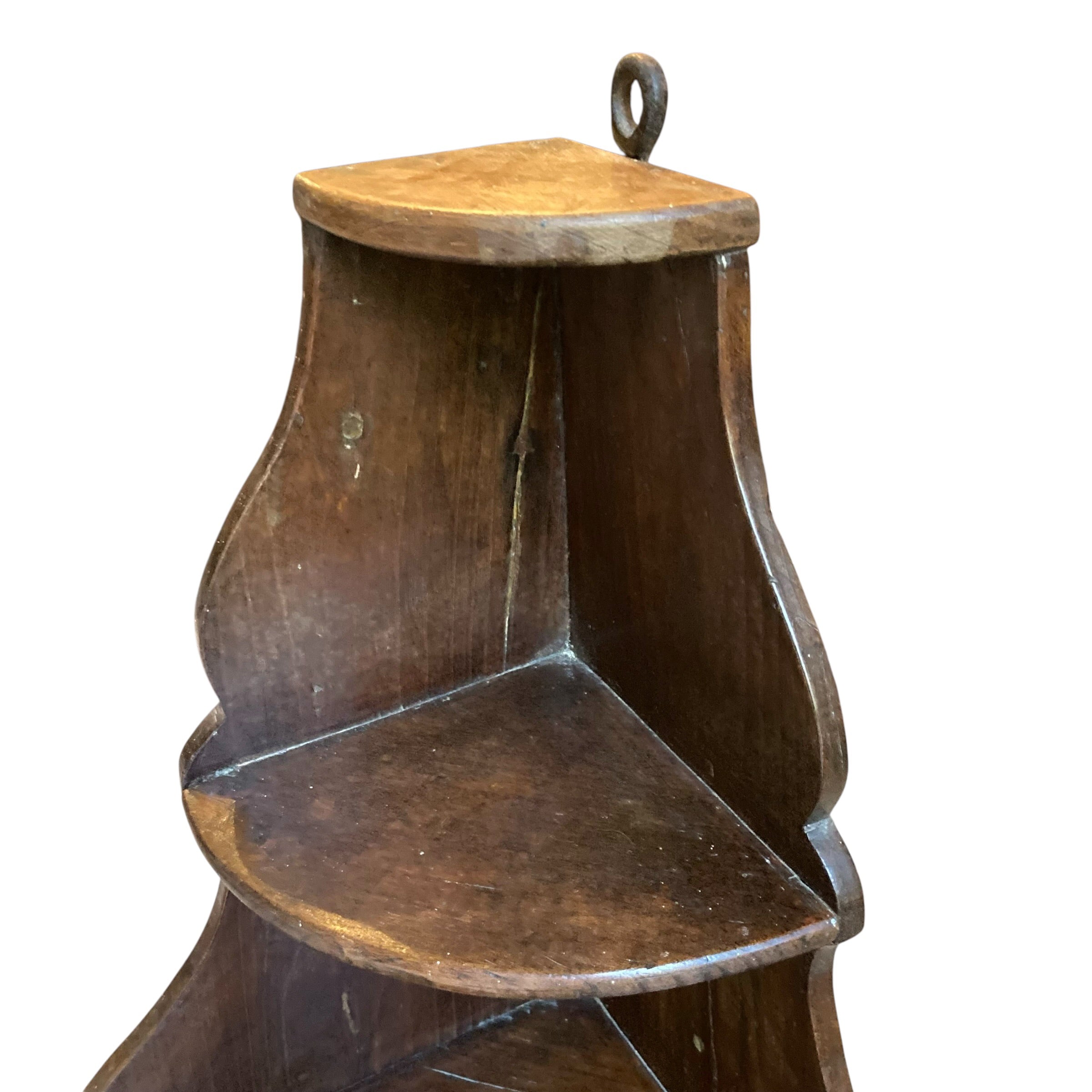 Ancienne étagère d ' angle à poser ou à suspendre en bois chantourné du 18ème siècle.