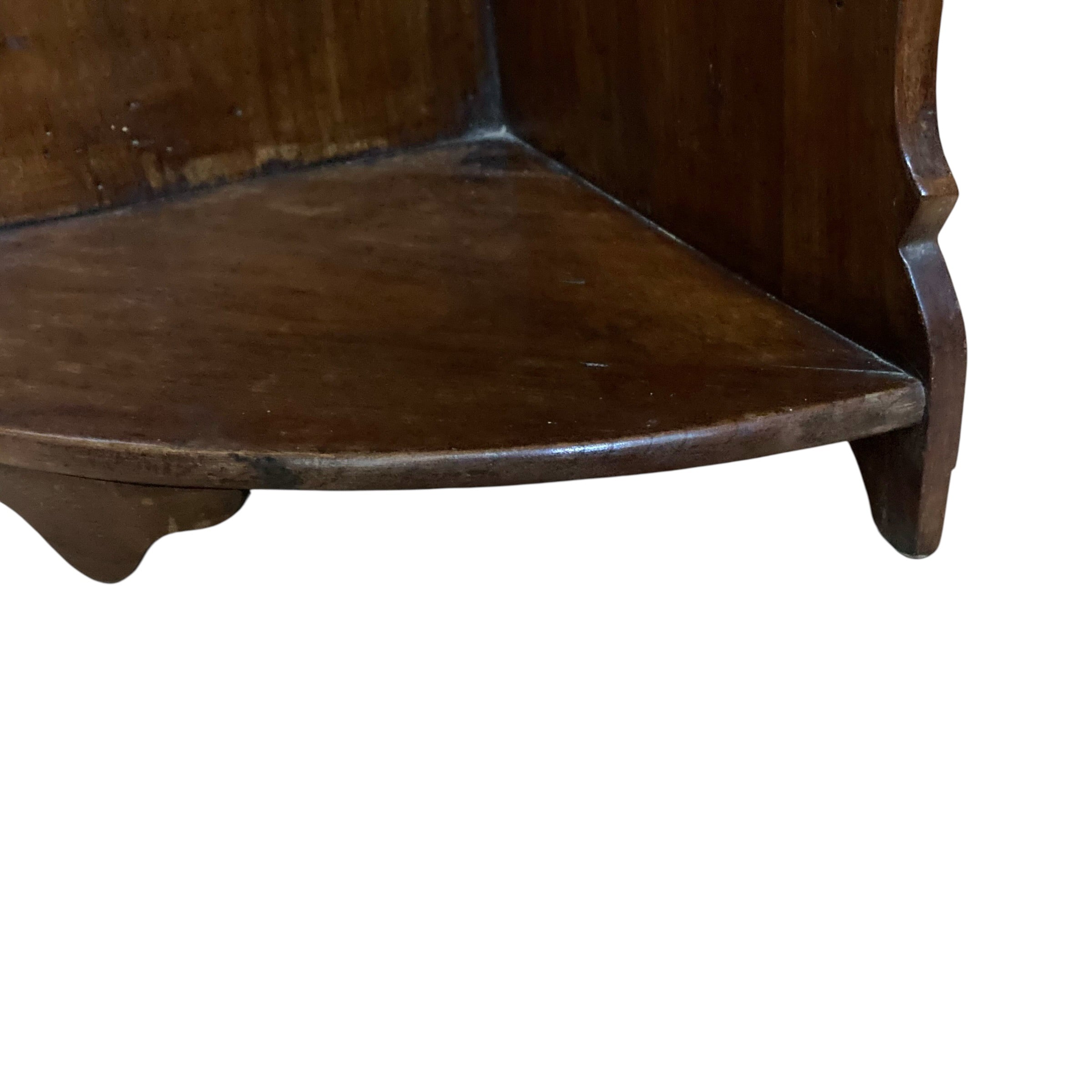 Ancienne étagère d ' angle à poser ou à suspendre en bois chantourné du 18ème siècle.