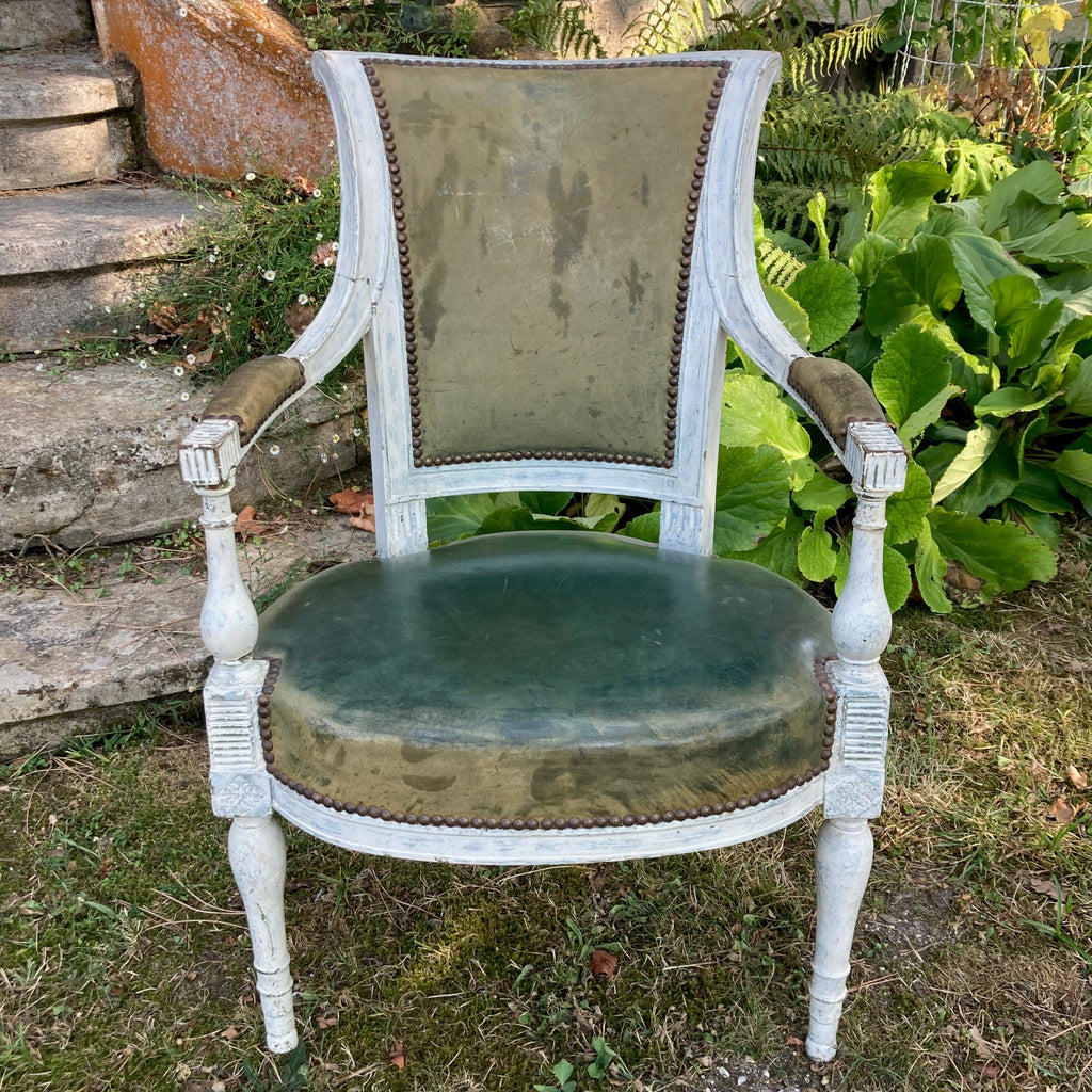 ancien fauteuil en bois laqué blanc et garniture de cuir verte d' époque Directoire