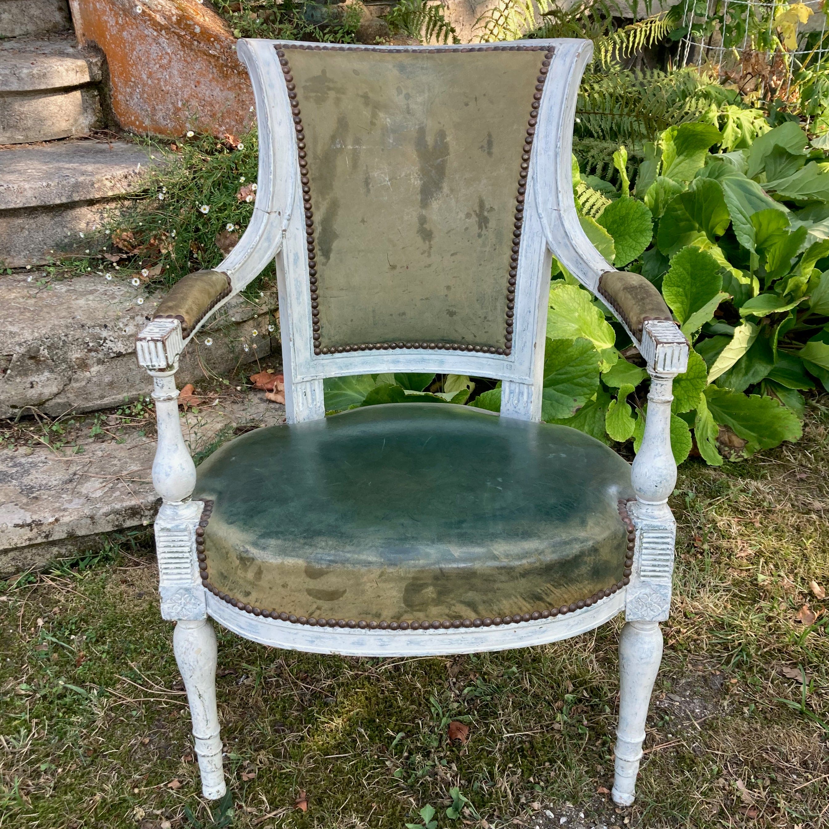 ancien fauteuil en bois laqué blanc et garniture de cuir verte d' époque Directoire
