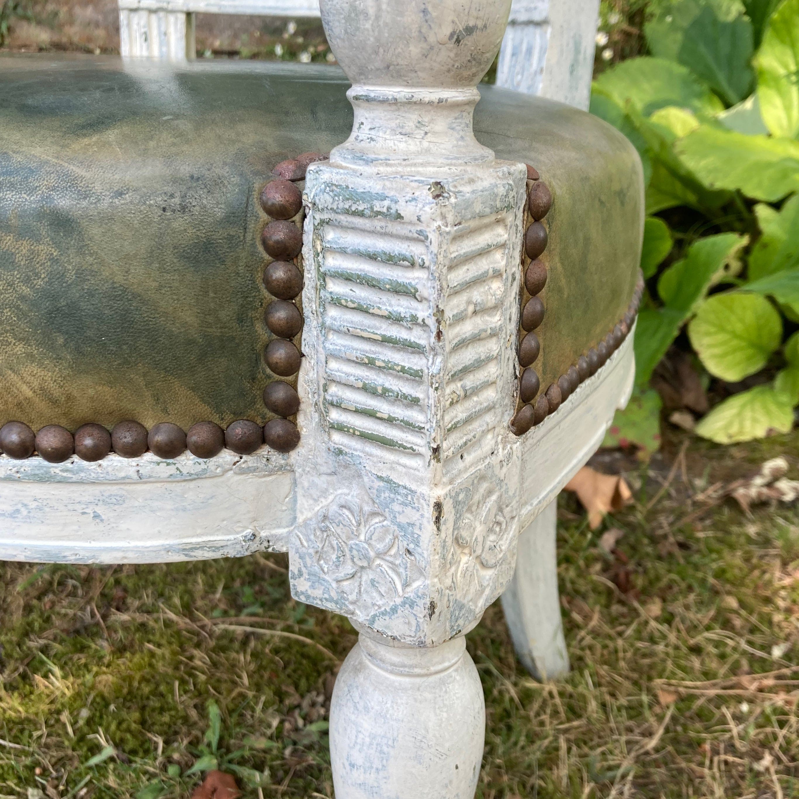 ancien fauteuil en bois laqué blanc et garniture de cuir verte d' époque Directoire