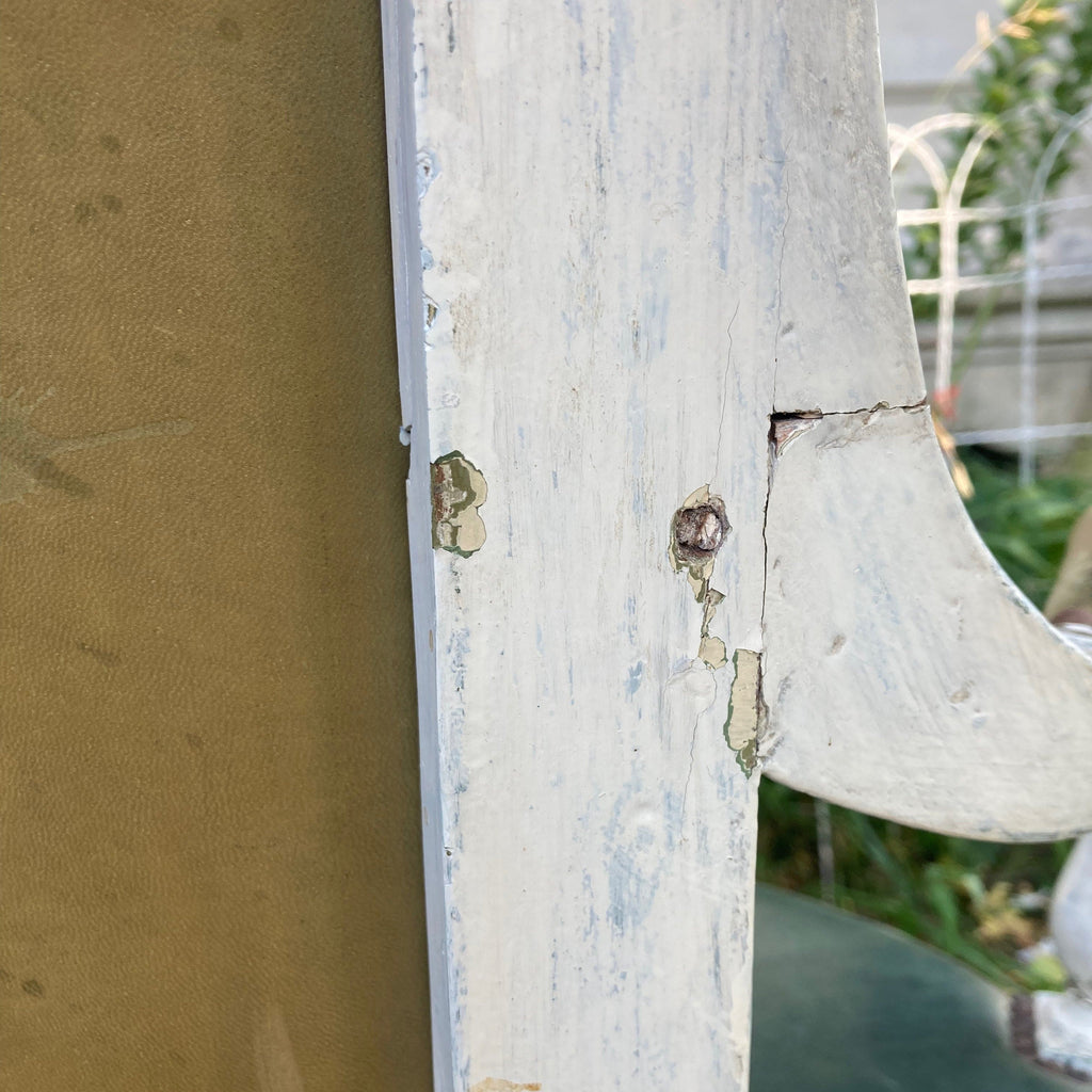 ancien fauteuil en bois laqué blanc et garniture de cuir verte d' époque Directoire