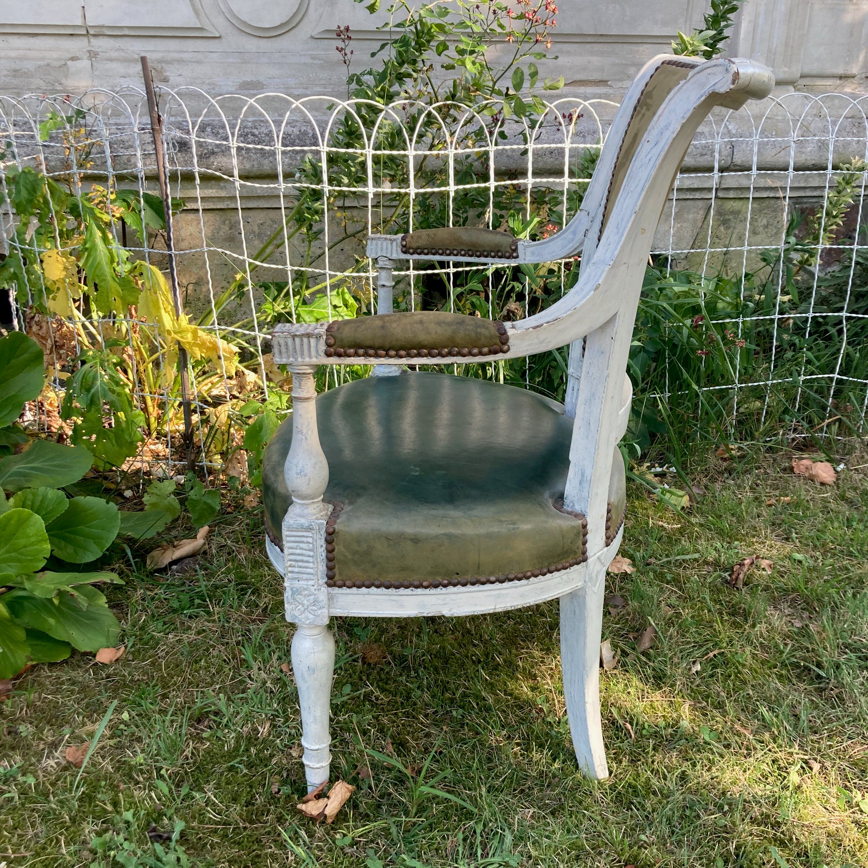 ancien fauteuil en bois laqué blanc et garniture de cuir verte d' époque Directoire