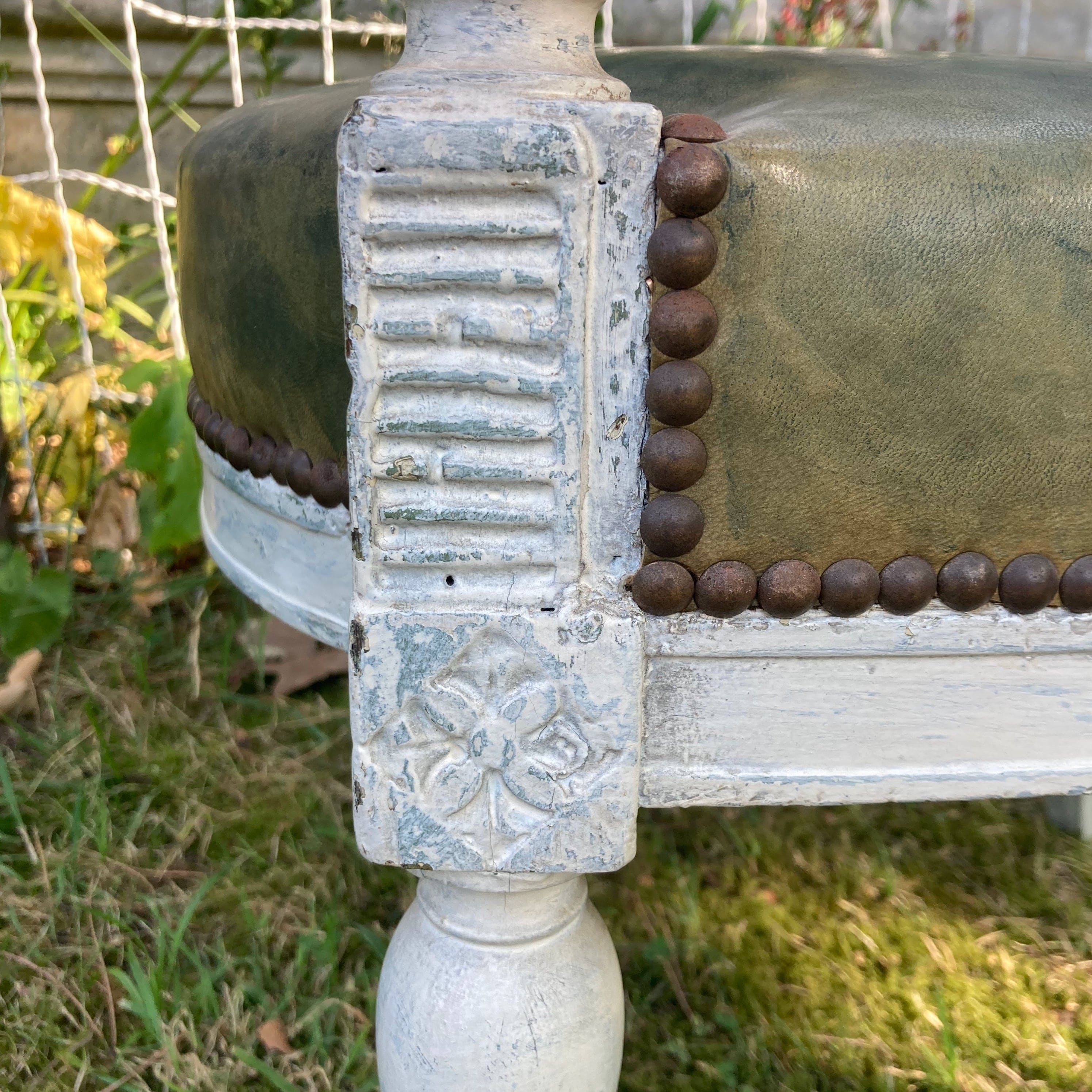 ancien fauteuil en bois laqué blanc et garniture de cuir verte d' époque Directoire