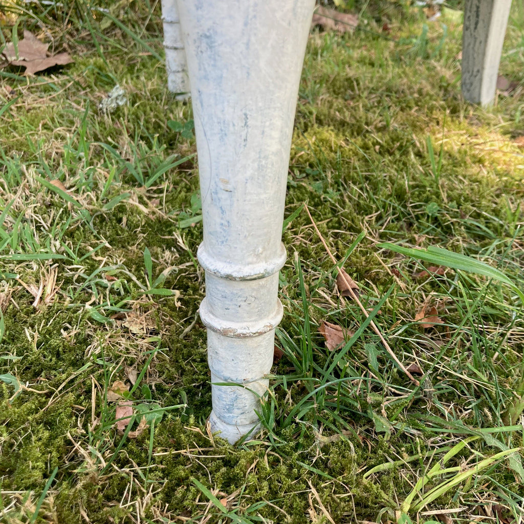 ancien fauteuil en bois laqué blanc et garniture de cuir verte d' époque Directoire
