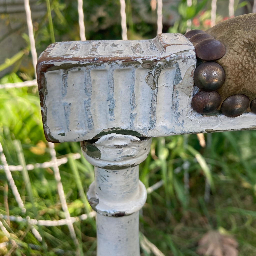 ancien fauteuil en bois laqué blanc et garniture de cuir verte d' époque Directoire