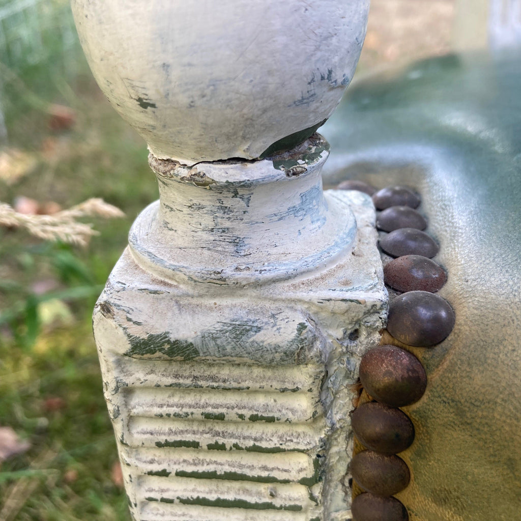 ancien fauteuil en bois laqué blanc et garniture de cuir verte d' époque Directoire