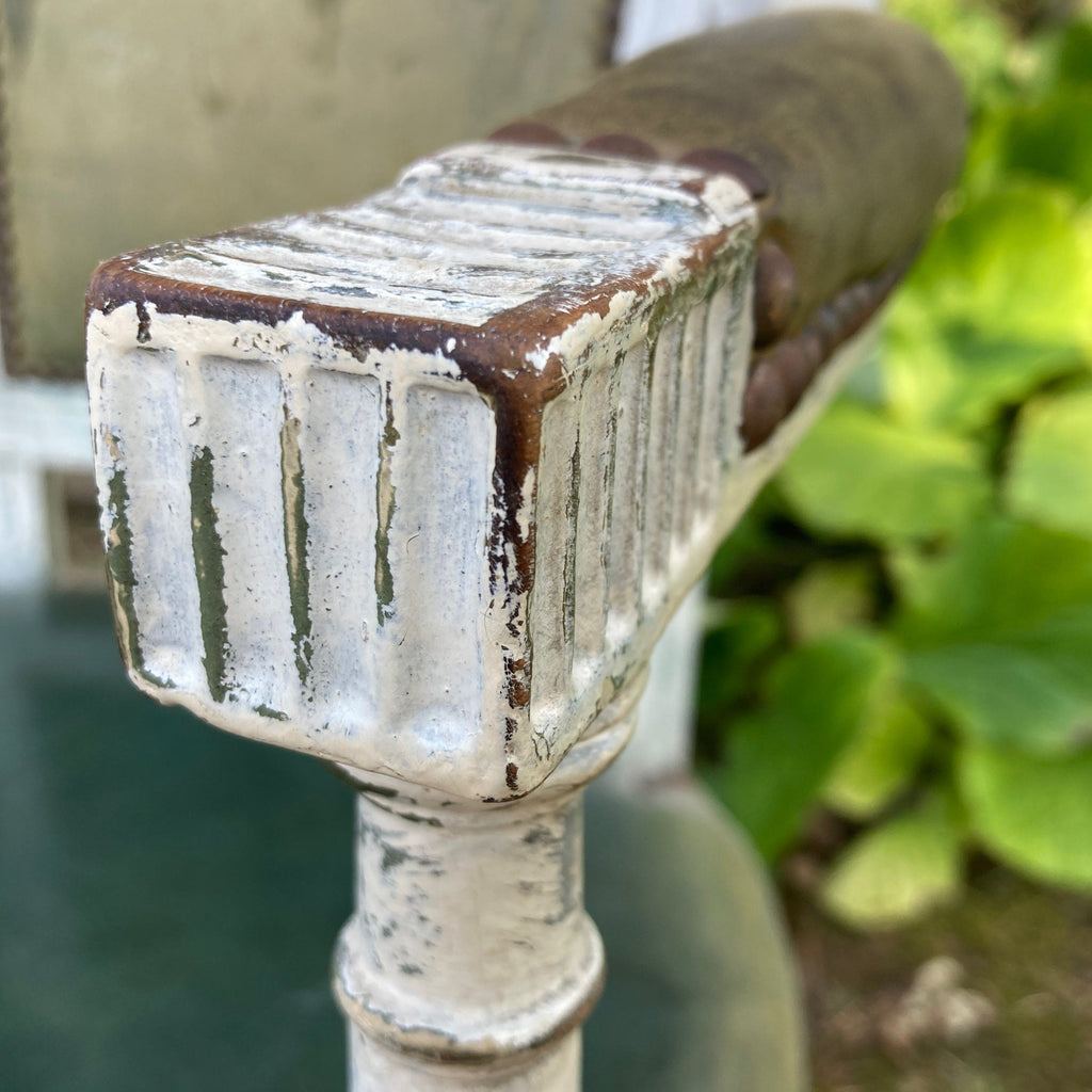 ancien fauteuil en bois laqué blanc et garniture de cuir verte d' époque Directoire