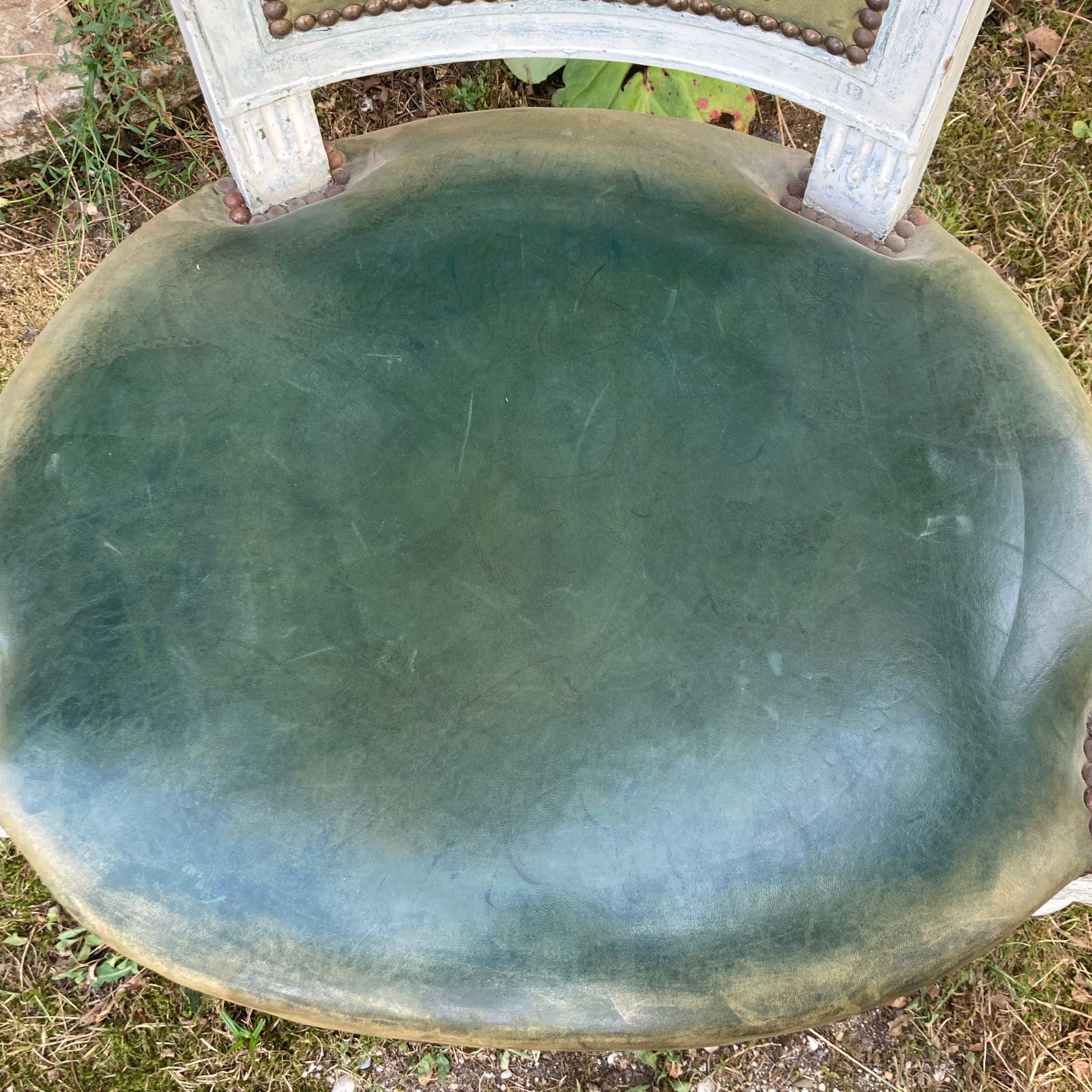 ancien fauteuil en bois laqué blanc et garniture de cuir verte d' époque Directoire
