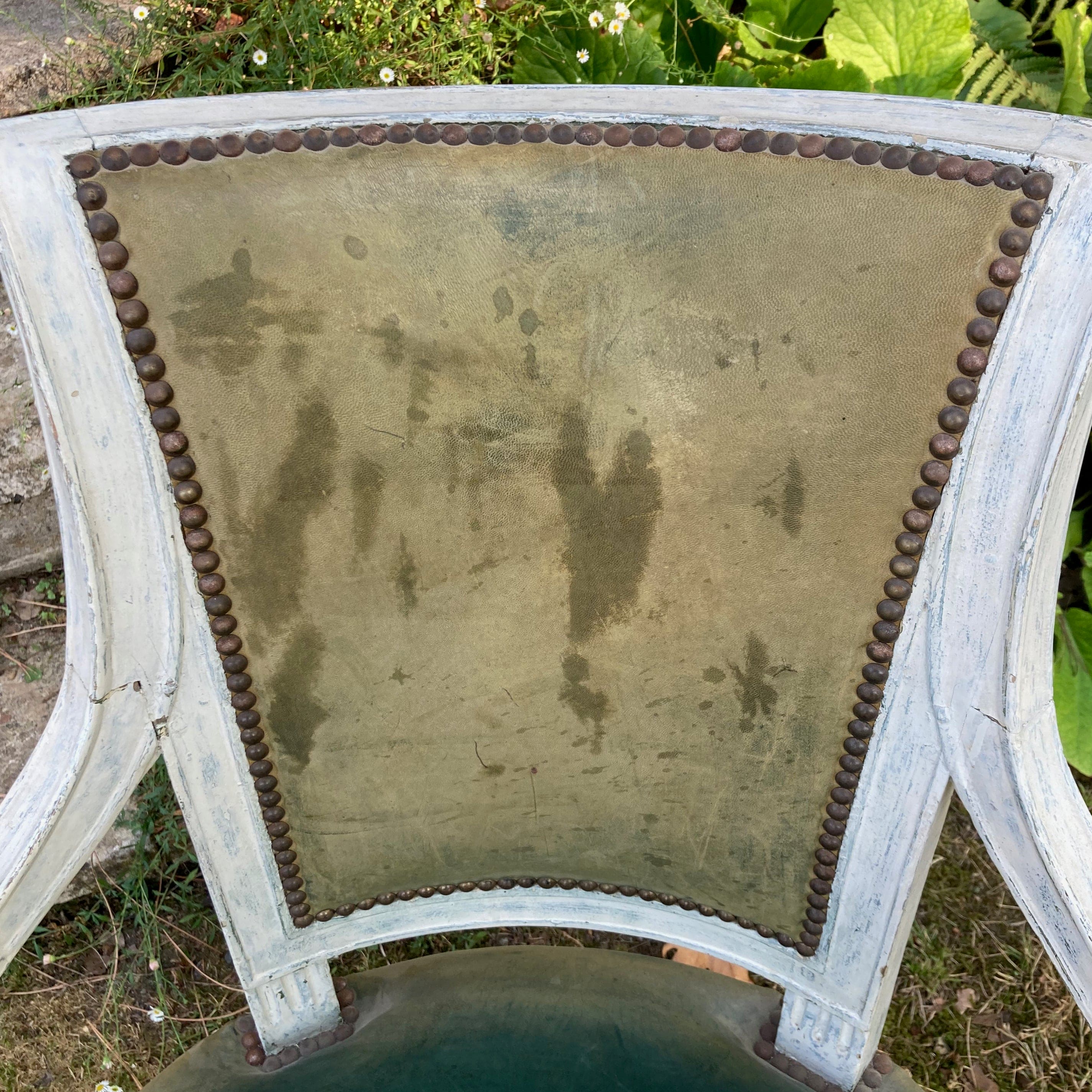 ancien fauteuil en bois laqué blanc et garniture de cuir verte d' époque Directoire
