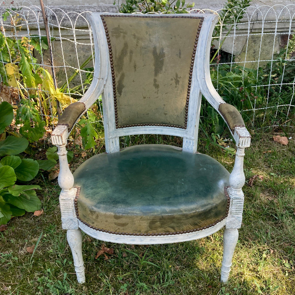 ancien fauteuil en bois laqué blanc et garniture de cuir verte d' époque Directoire