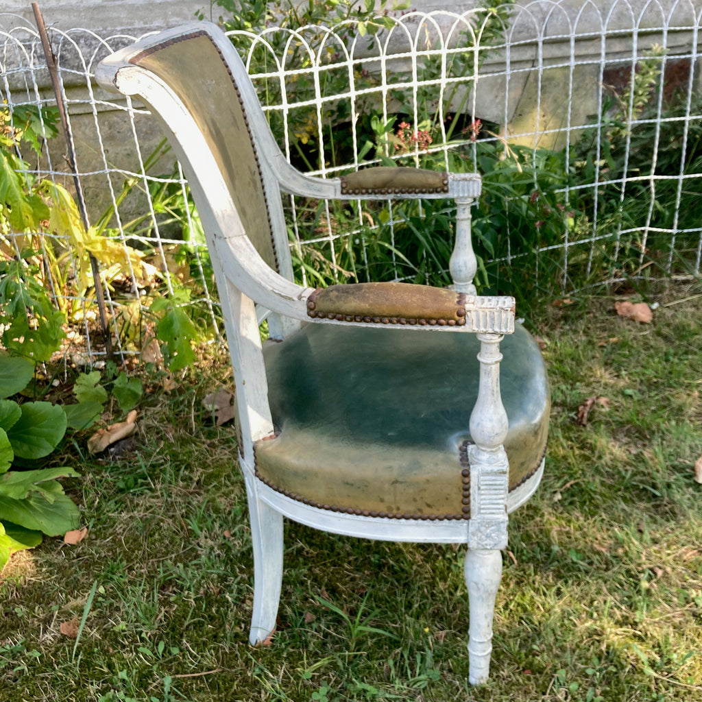 ancien fauteuil en bois laqué blanc et garniture de cuir verte d' époque Directoire